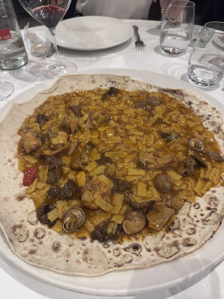 gazpachos manchegos con conejo, pollo de corral, pichón, níscalos y caracoles serranos en Restaurante El Pincelín de Almansa.