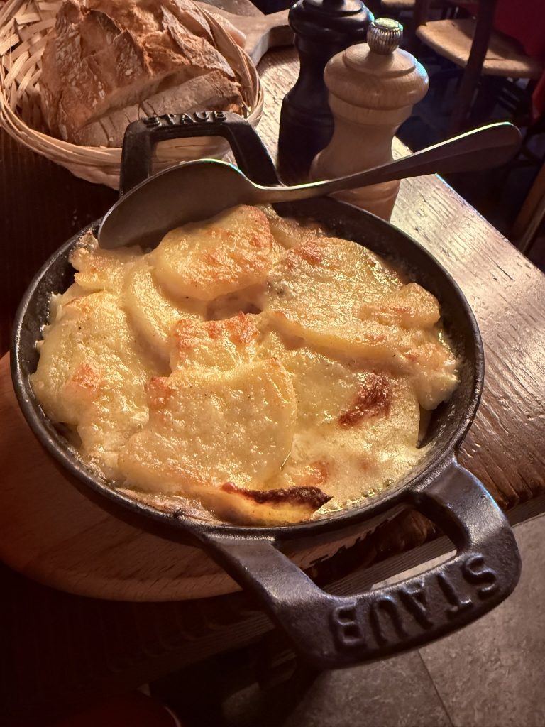 José Cotino fotografió este gratin de pommes de terre servido en Le Vieux Megève, un acompañamiento clásico de patata gratinada típico de la cocina de montaña francesa.