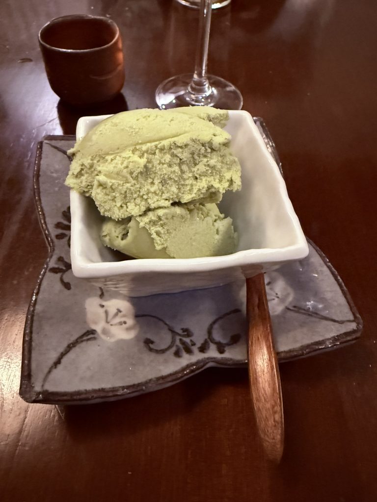 helado de té verde de Saiki foto José Cotino Postre de helado de té verde japonés servido en el Restaurante Saiki de Valencia, con textura cremosa y sabor intenso.