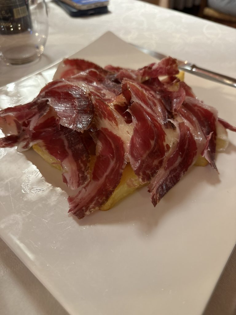 Huevos de corral jamón ibérico patatas fritas, El Niu Escunhau, placeres sencillos