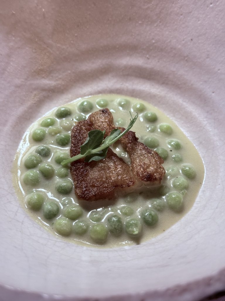 Guisante lágrima XL con carbonara ahumada, papada y aire de vaina en el Restaurante Casa Pepa de Ondara
