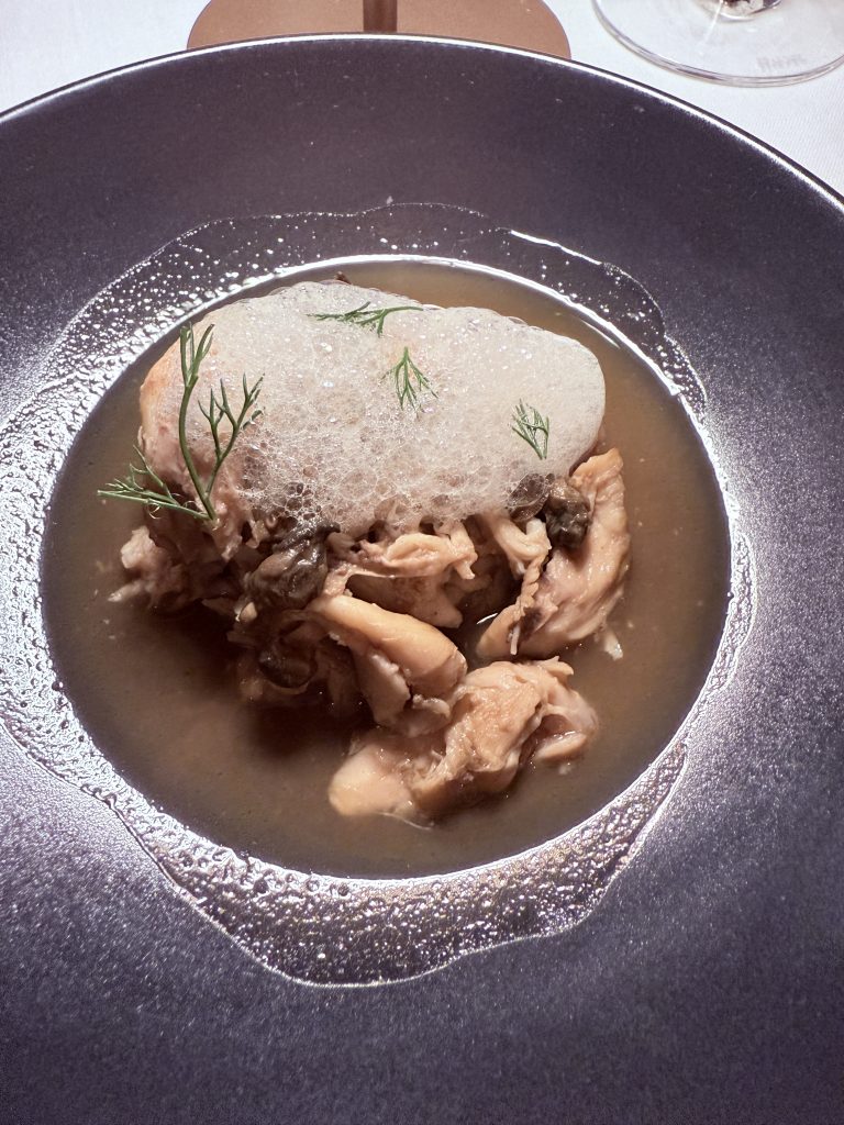 Guiso de paletilla de conejo de corral con jugo especiado de xonetas e hinojo en el Restaurante Casa Pepa de Ondara