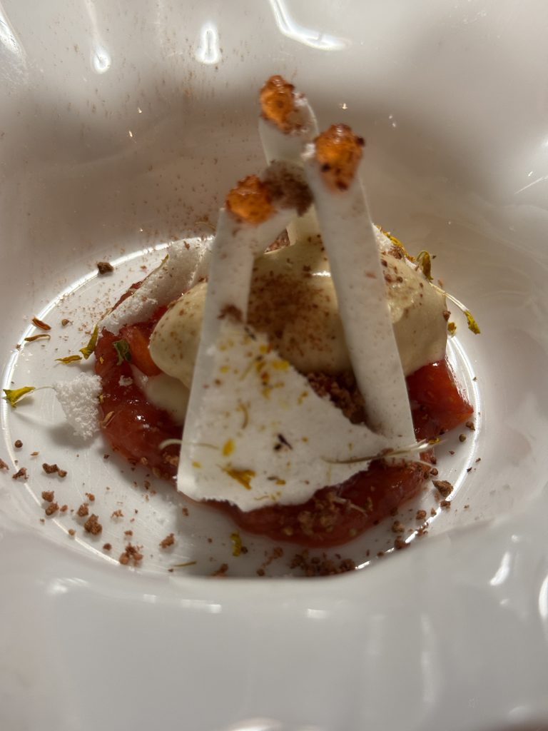 Postre de marshmallow de fresa y nata servido en el Restaurante Casa Pepa de Ondara