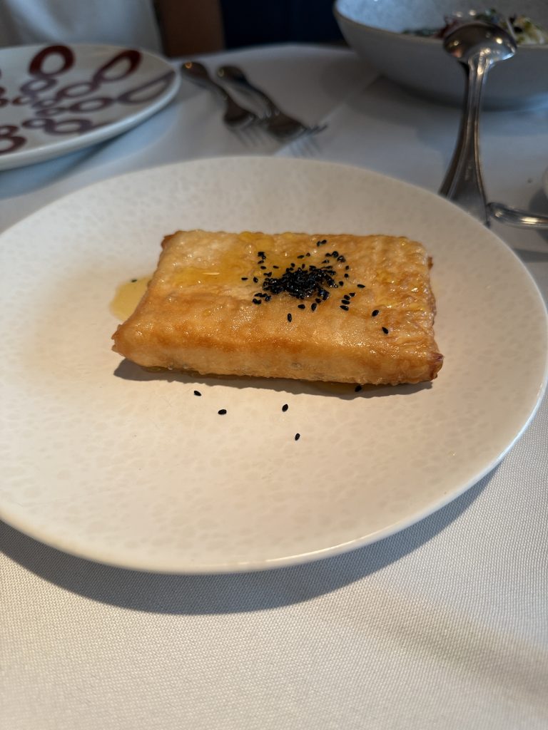 Queso feta envuelto en pasta filo, horneado con miel de tomillo y sésamo negro
