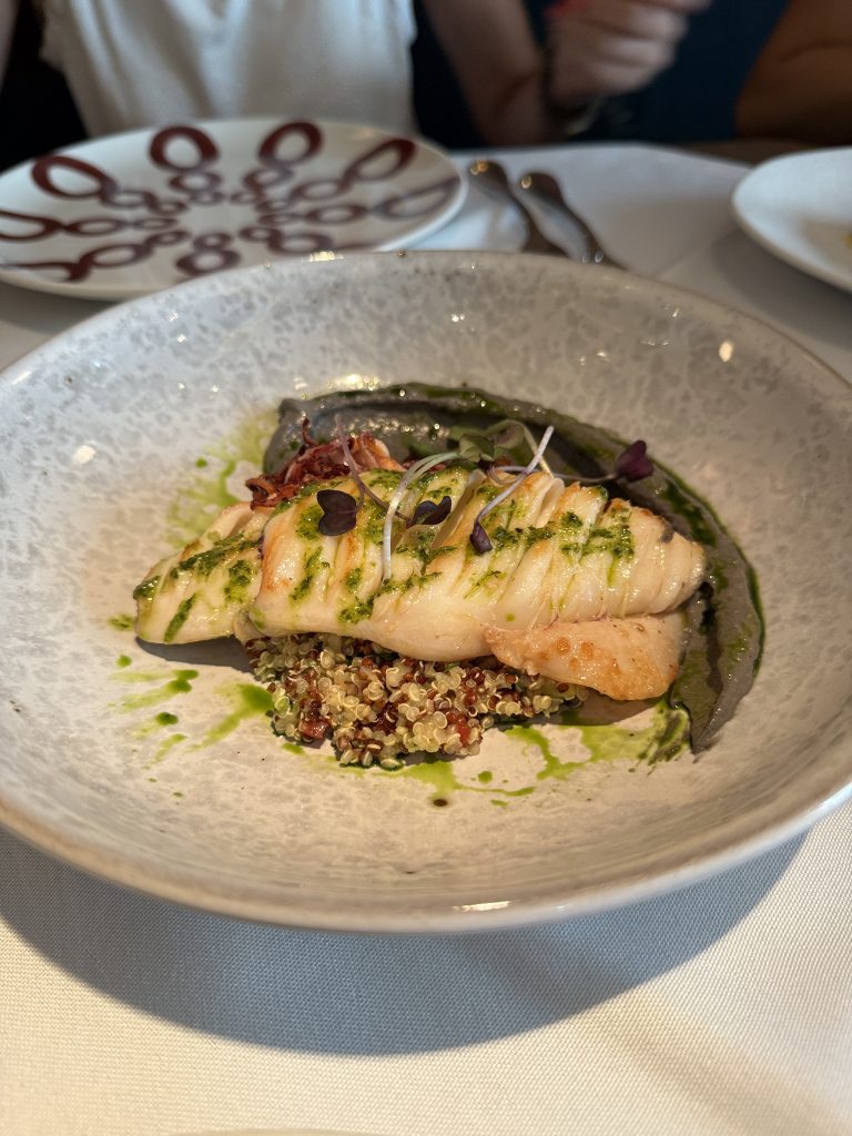Calamar a la plancha servido con quinoa y aderezo fresco