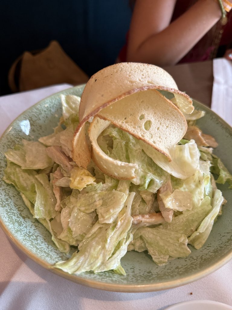 Ensalada fresca con pollo a la parrilla, picatostes crujientes y aderezo de mostaza