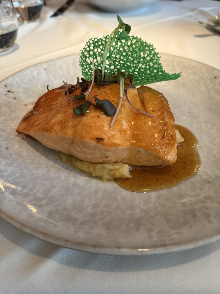Salmón asado lentamente, servido con puré de patata al miso y jugo picante de manzana verde
