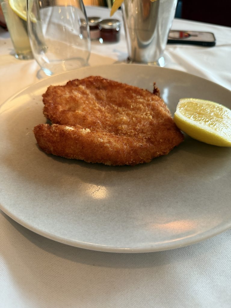Clásico pollo empanado al estilo milanesa con guarnición