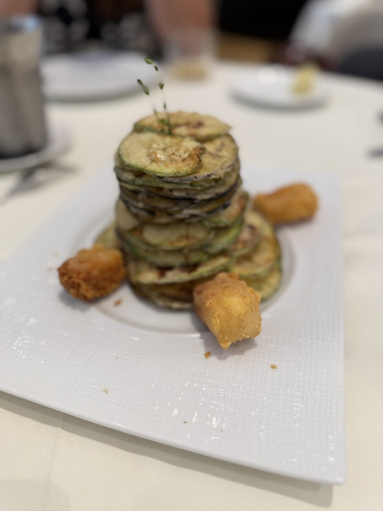 Milos Special del restaurante Milos: torre crujiente de calabacín y berenjena con salsa tzatziki