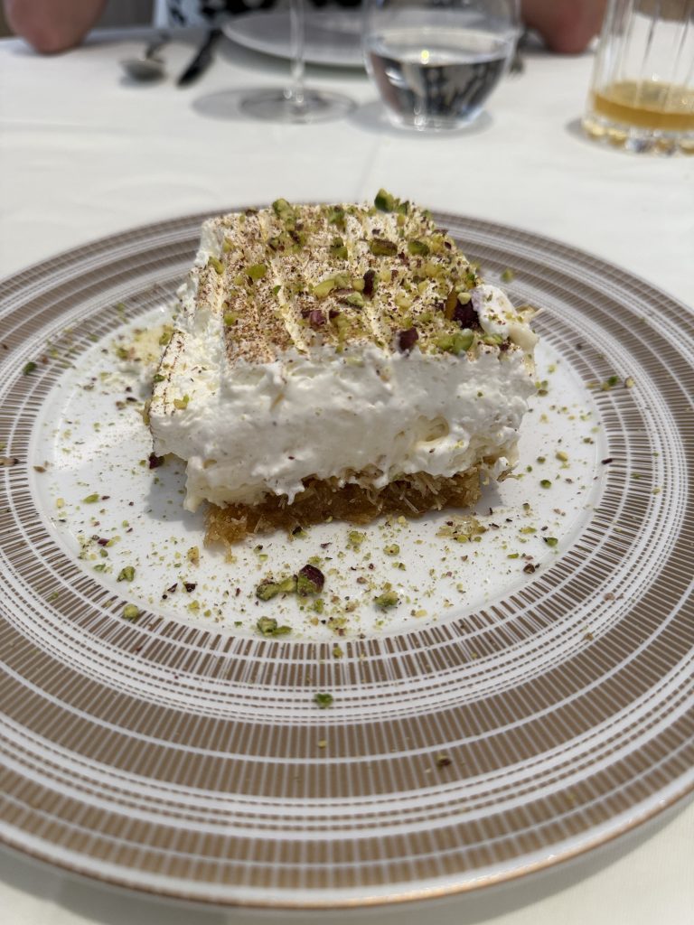 Postre Ekmek Kantaifi con base de pasta kataifi, crema pastelera, nata montada y almíbar