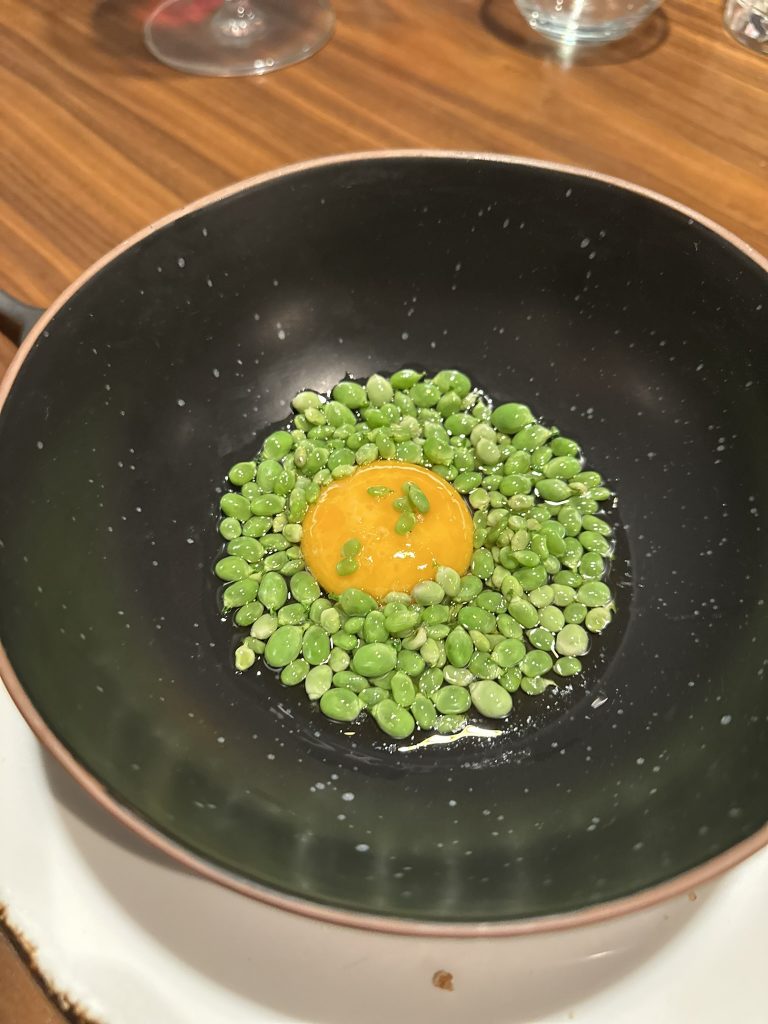 Plato de guisantes lágrima con huevo cocinado a baja temperatura en Basea Restaurante, Valencia