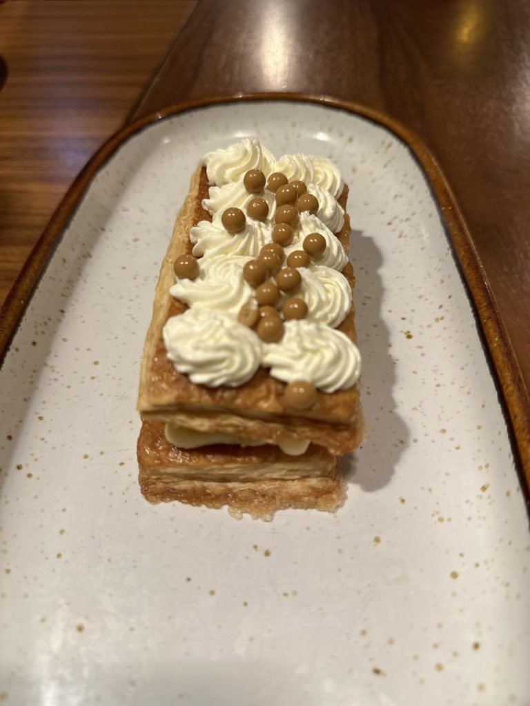 Postre de hojaldre de manzana asada a la brasa servido en Basea Restaurante, Valencia