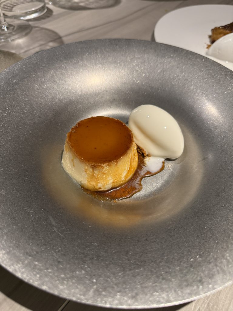 Flan casero tradicional servido como postre en El Portón de Sorní, homenaje a la abuela Marisol