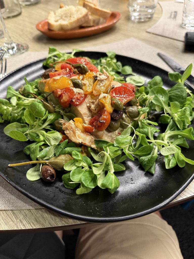 Filete de rombo y ricciola con aceitunas, tomates cherry y flores de alcaparra, platos principales del restaurante L'Angolino en Riccione