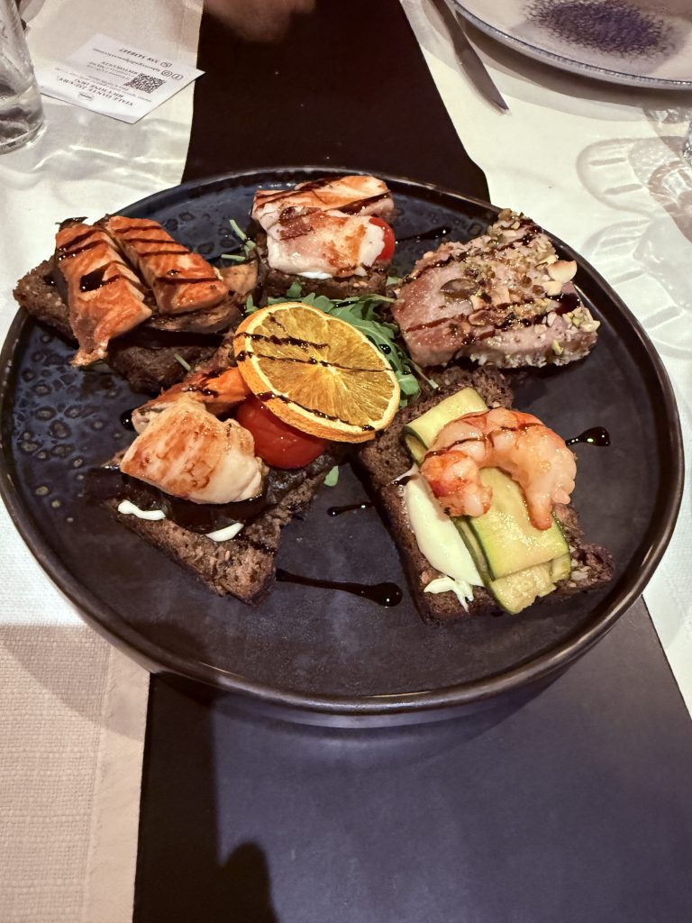 bruschette de mar foto José Cotino Plato de bruschette gourmet con mariscos y pescados en el restaurante La Bottega del Pesce de Riccione