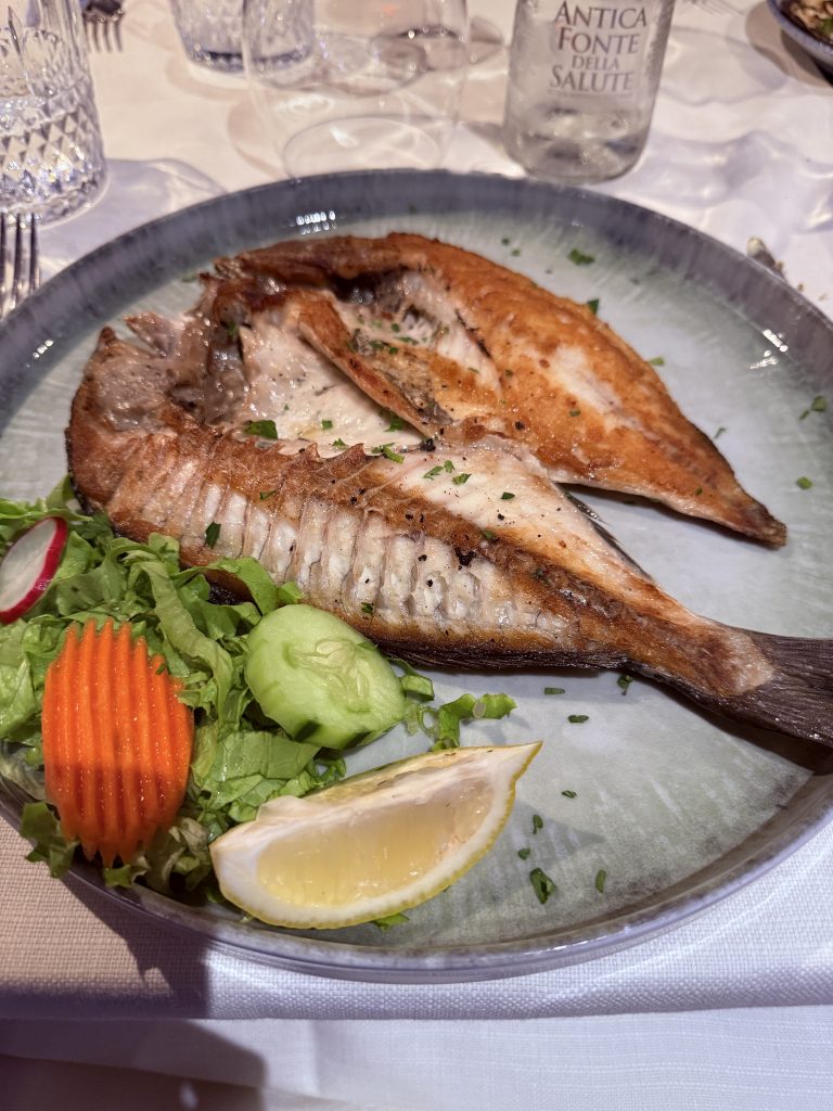 Orata alla piastra foto José Cotino Dorada a la plancha con ensalada fresca y limón servida en La Bottega del Pesce de Riccione