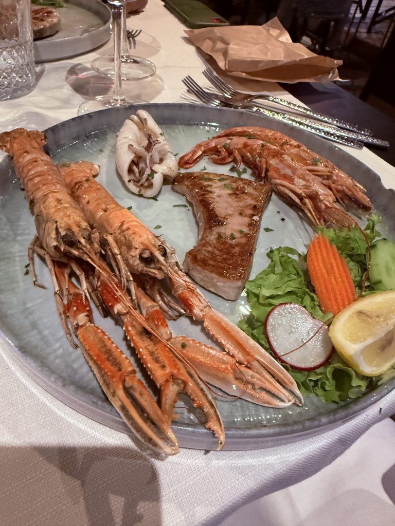 Grigliata a modo nostro foto Jose Cotino Parrillada de mar con cigalas, gambones, calamar y pez espada en La Bottega del Pesce de Riccione
