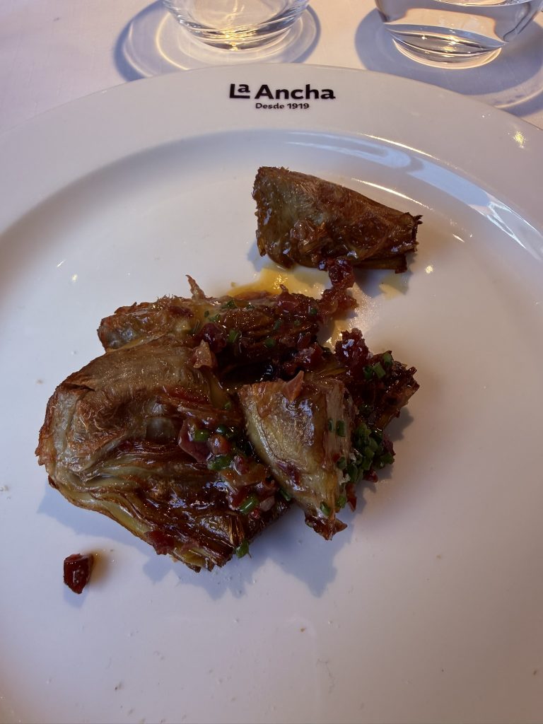 alcachofas confitadas foto José Cotino Plato de alcachofas confitadas acompañado de yema de huevo y jamón ibérico en el Restaurante La Ancha, Madrid foto por Jose Cotino