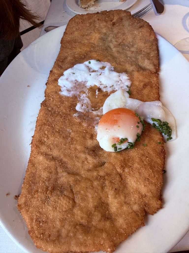 Escalope Armando por José Cotino Escalope empanado estilo Armando acompañado de huevo y trufa en el Restaurante La Ancha, Príncipe de Vergara