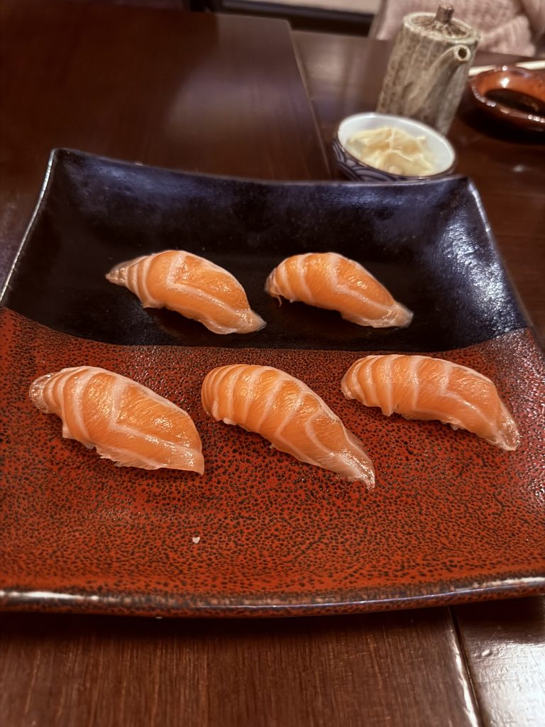 nigiri de salmón de Saiki foto José Cotino Nigiri de salmón fresco sobre arroz avinagrado, servido en el Restaurante Japonés Saiki de Valencia.