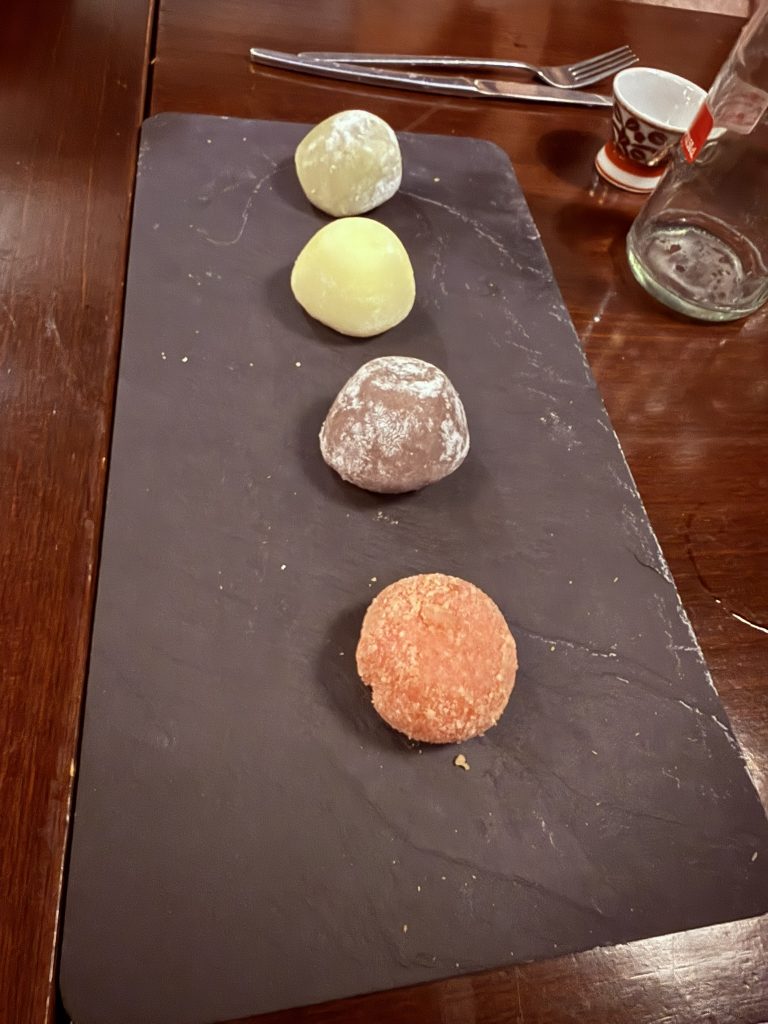 Los mochis rellenos foto José Cotino Mochis japoneses rellenos, servidos como postre en el Restaurante Saiki de Valencia.