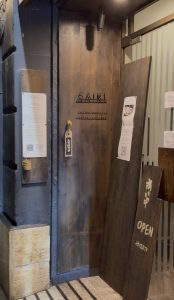 Fachada del Restaurante Saiki en la Calle del Mar de Valencia, un local japonés tradicional y discreto.