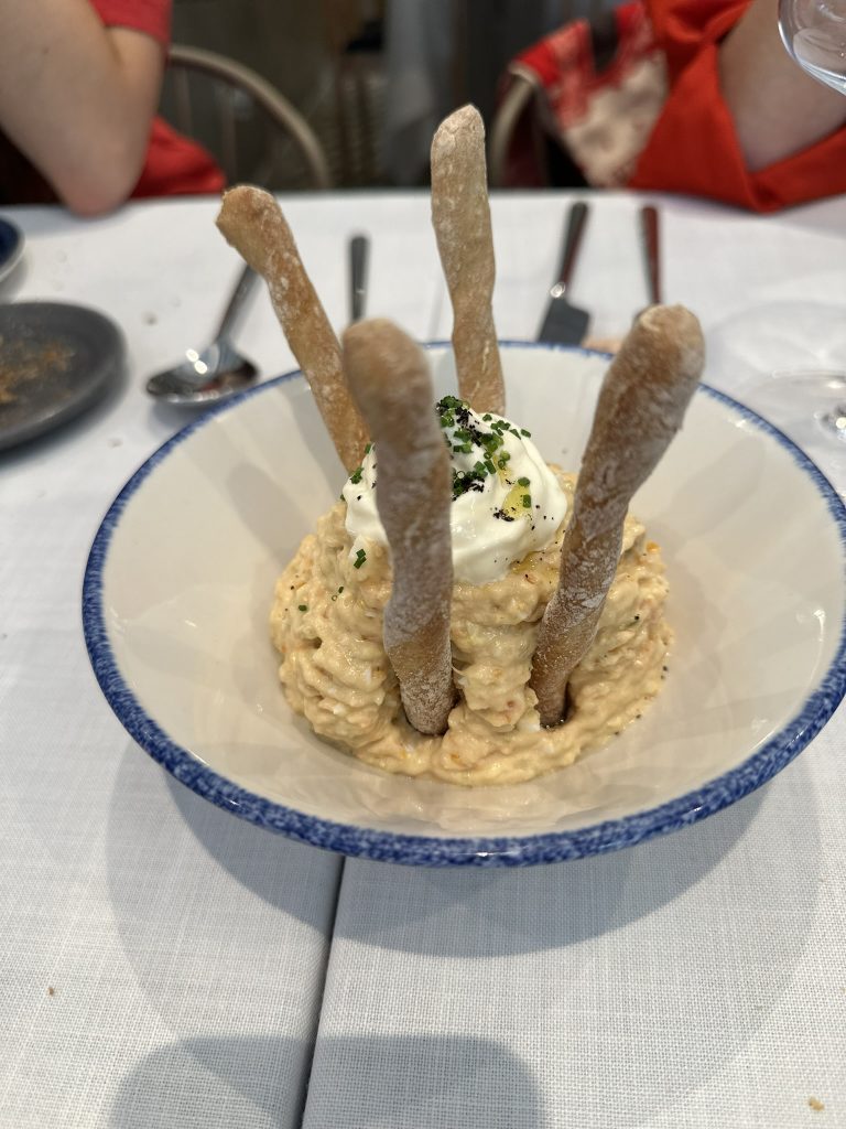 Plato de ensaladilla rusa casera, con patata, zanahoria, guisantes, atún, mayonesa