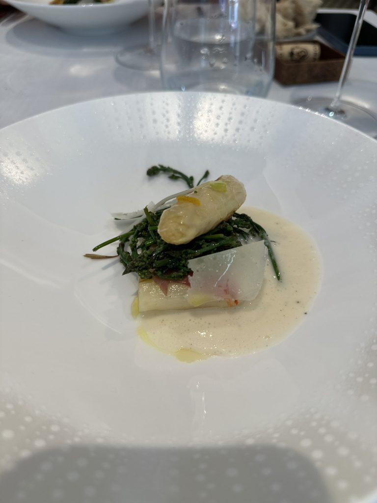 Plato con espárragos blancos de Tudela gruesos y tiernos, acompañados de esparraguines y un delicado suero de parmesano.
