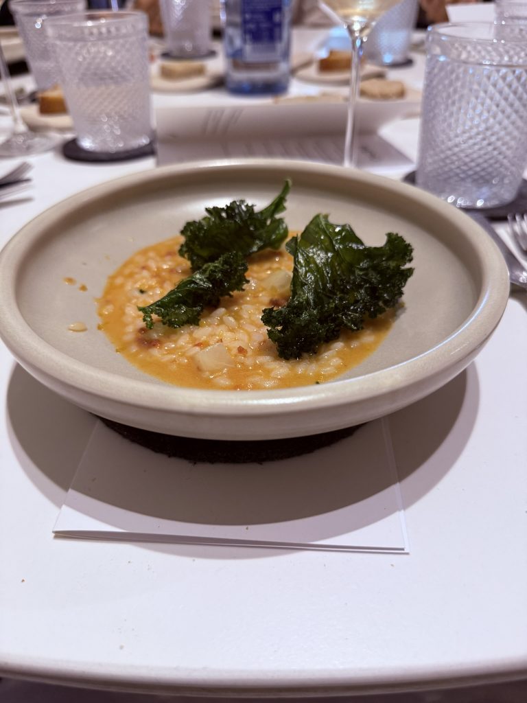 Arroz de chirivía con gamba roja y sus cabezas, robellón y chips de chirivía en el restaurante Félix Chaqués de Valencia, foto de José Cotino