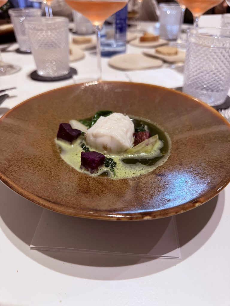 Rape con suquet de col negra, pesto de anacardo y ajo negro, acelga roja y col negra en el restaurante Félix Chaqués de Valencia, foto de José Cotino