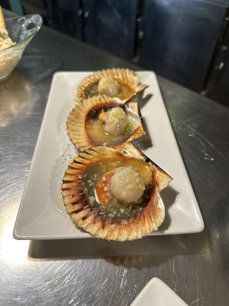 Zamburiñas a la plancha con aderezo de jengibre y limón marroquí servidas en Boucan Winebar