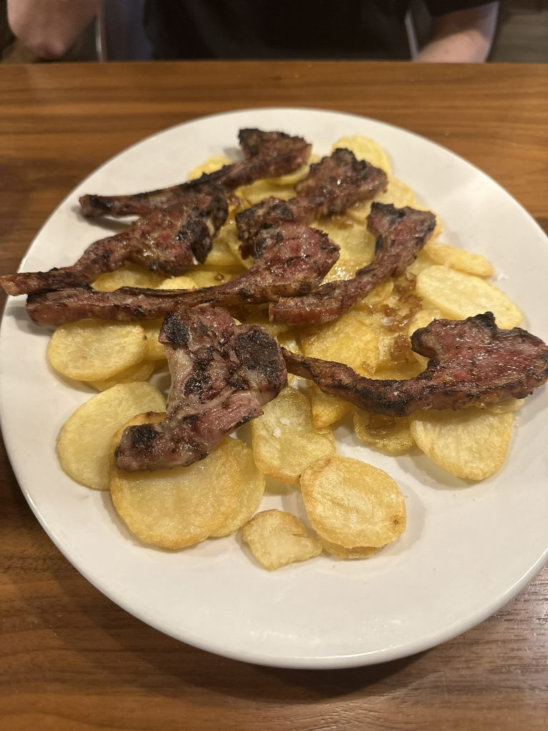 Chuletitas de cordero lechal cocinadas a la brasa en Basea Restaurante, Valencia