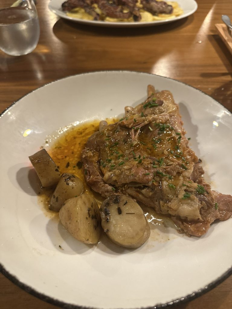 Costillar de cerdo ahumado con salsa barbacoa y patatas asadas a la mantequilla servido en Basea Restaurante, Valencia