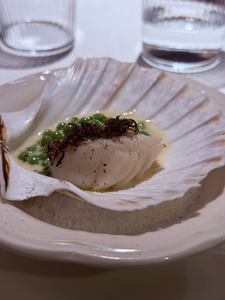 Vieira a la brasa con guisante del Maresme y trufa en Restaurante Sutil de Valencia, foto de José Cotino Escrivá
