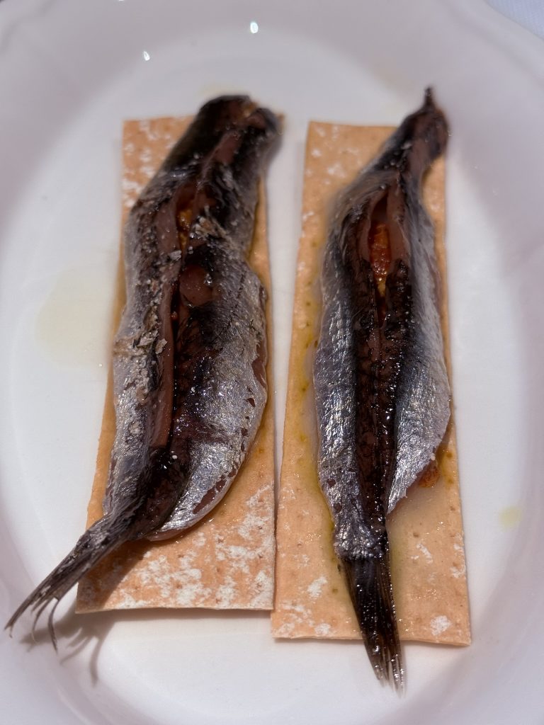 Anchoa sobada en grasa de bellota en Restaurante Sutil de Valencia servida con gran cuidado