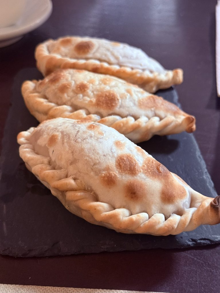 Empanadillas de carne recién hechas en el Asador Viejo Barrio, Valencia