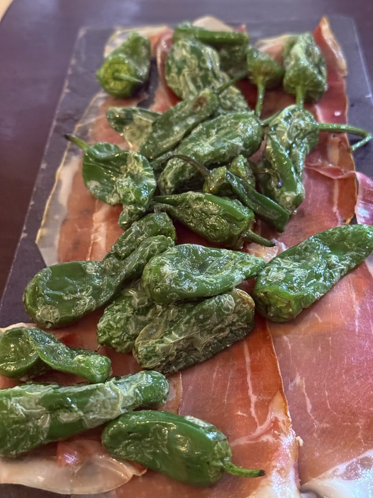 José Cotino Escrivá degustando pimiento del piquillo con jamón en Viejo Barrio