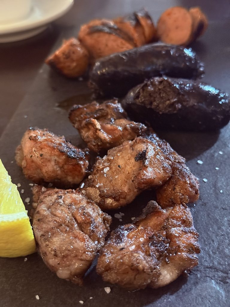 Mollejas, chorizo y morcilla a la parrilla en el Asador Viejo Barrio, Valencia