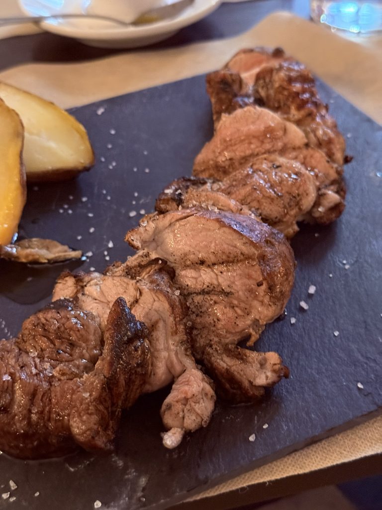 Solomillo de cerdo jugoso con patatas asadas en el Asador Viejo Barrio, Valencia