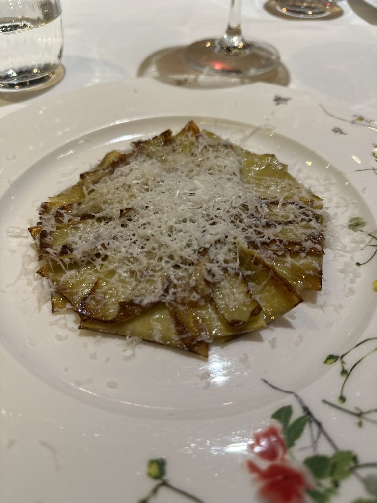 Plato de alcachofas en flor a la plancha con queso Payoyo del restaurante Arahy, con textura crujiente y presentación elegante