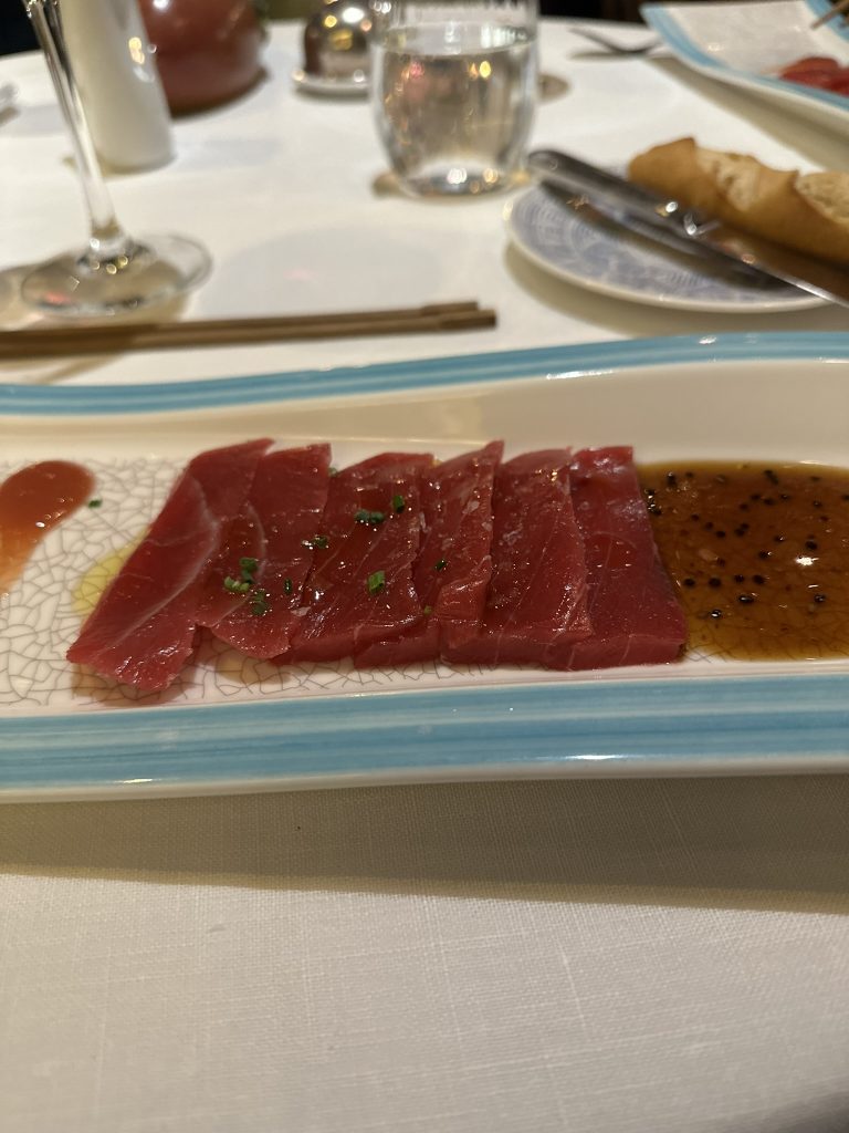 Tiradito de Atún Rojo del restaurante Arahy, con láminas finas de pescado, salsa de guayaba y un toque de wasabi king