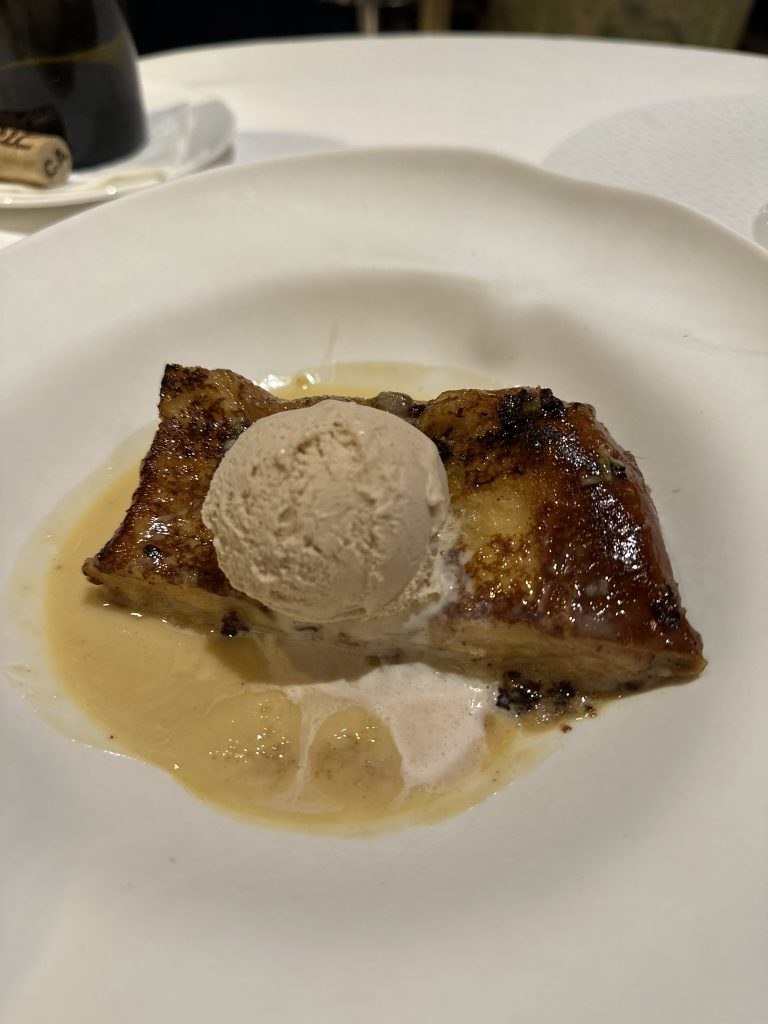Torrija esponjosa con exterior crujiente servida con helado de canela en el restaurante Arahy de Madrid