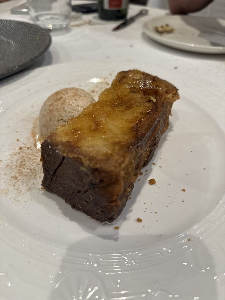 Torrija de pan brioche caramelizada servida con helado de canela en Restaurante El Pincelín de Almansa.