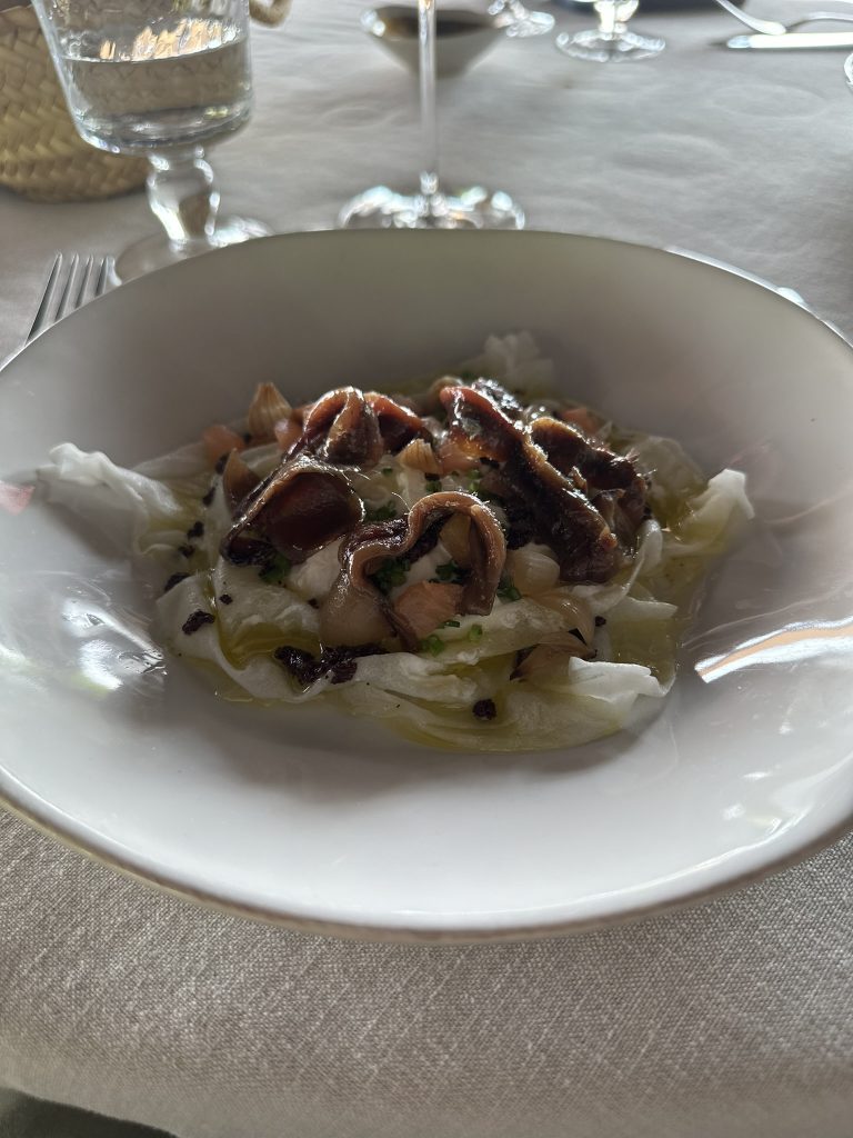 Recuit de drap con anchoas de L'Escala, olivada y cebolla al cop de puny en el Restaurante Mas de Torrent, Girona