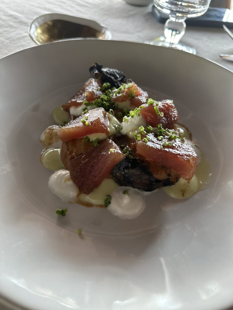 Berenjena escalivada con ventresca de atún Bluefin y recuit de Fonteta en el Restaurante Mas de Torrent, Girona