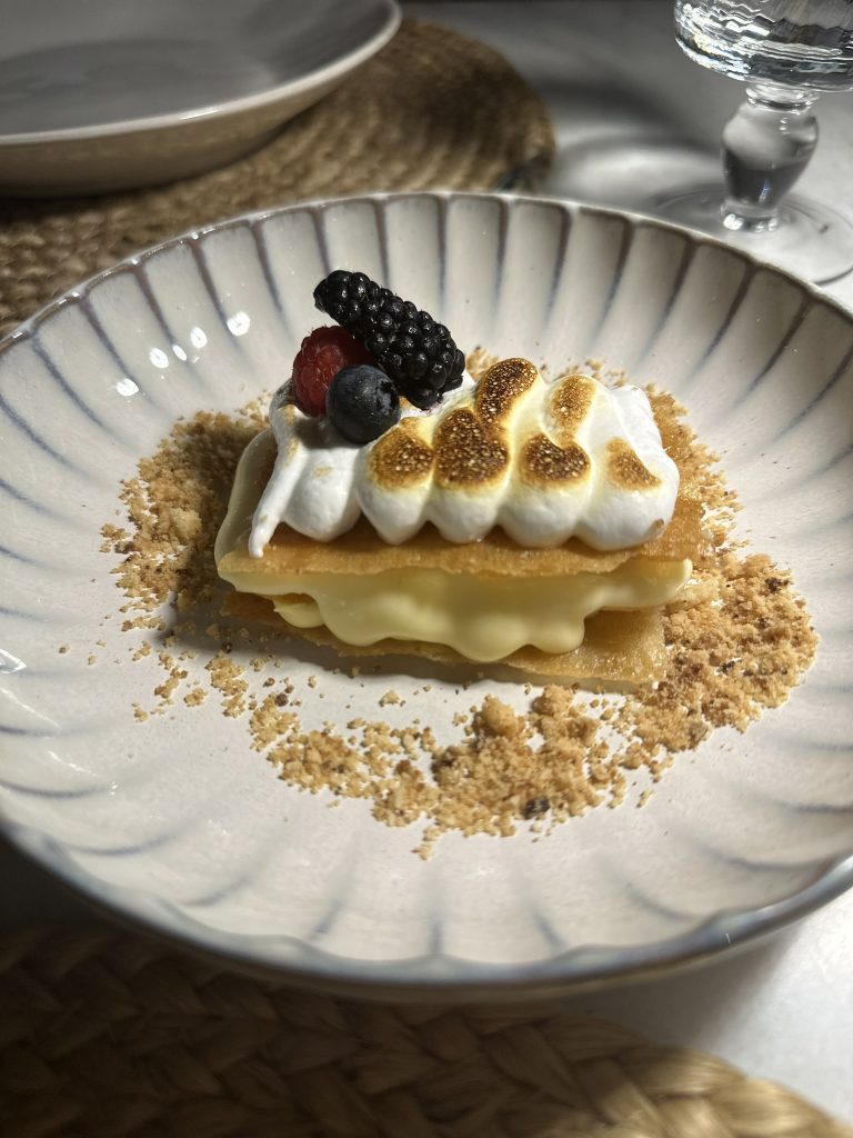 Lemon Pie crujiente con crema de limón en el Restaurante Mas de Torrent, Girona