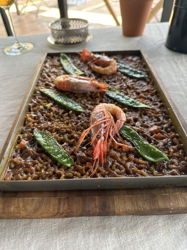 Arroz de Pals seco con gamba roja servido en llauna en el Restaurante Mas de Torrent, Girona