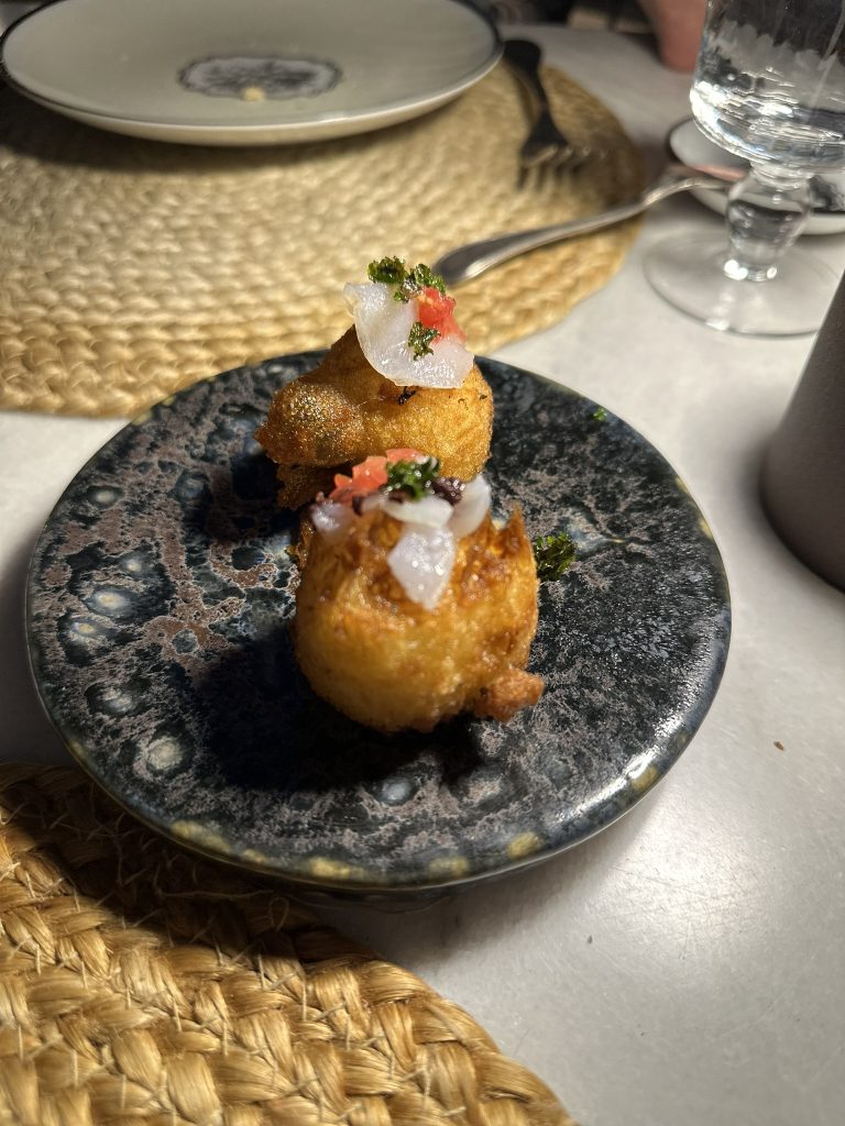 Buñuelos de bacalao inspirados en la esqueixada catalana en el Restaurante Mas de Torrent, Girona