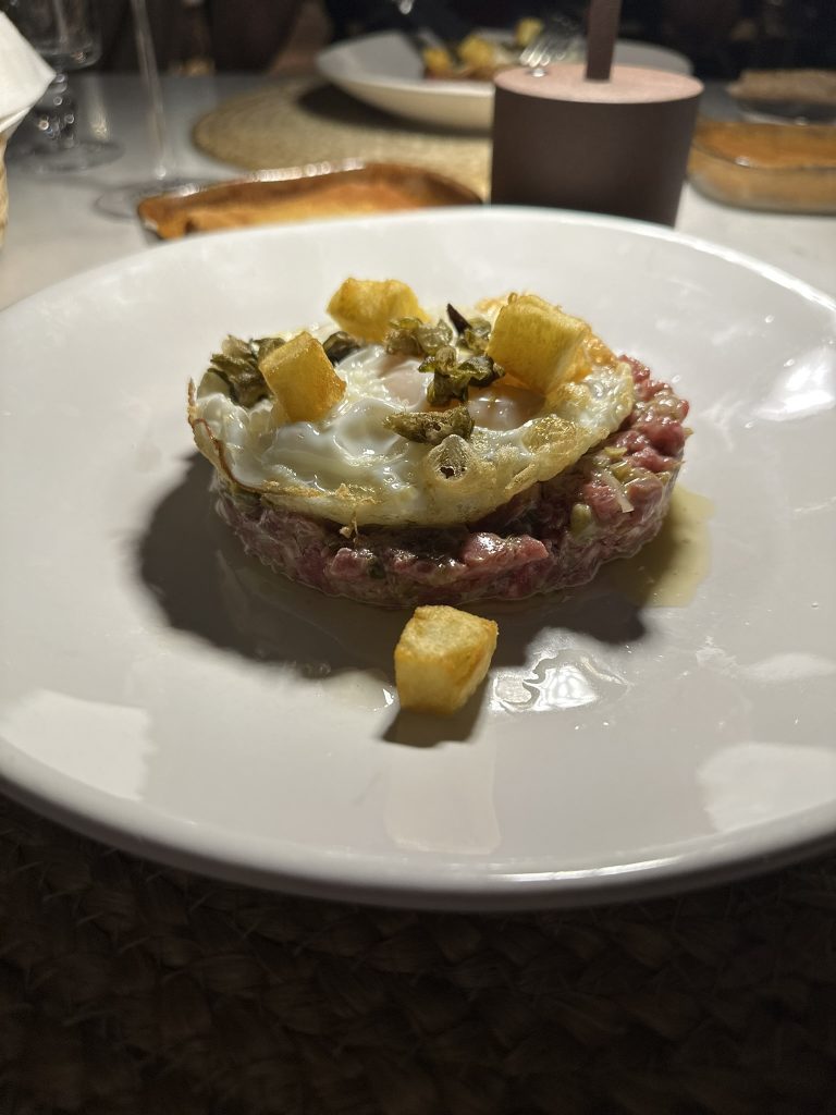 Steak tartar de ternera Marela cortado a cuchillo con patata confitada y huevo frito en el Restaurante Mas de Torrent, Girona