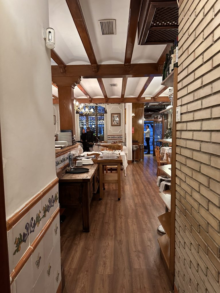 Interior acogedor Racó del Turia, restaurante tradicional Valencia